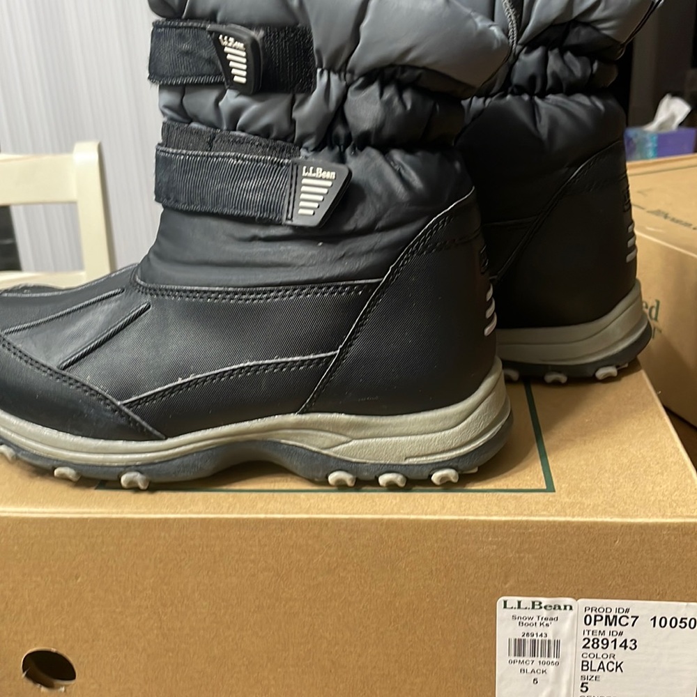 LLBean kids snow boots size 5 black